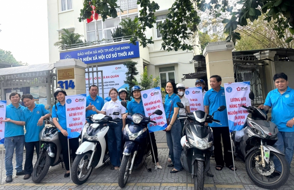 Người dân TP. Hồ Chí Minh hưởng ứng tham gia bảo hiểm xã hội trong ngày ra quân