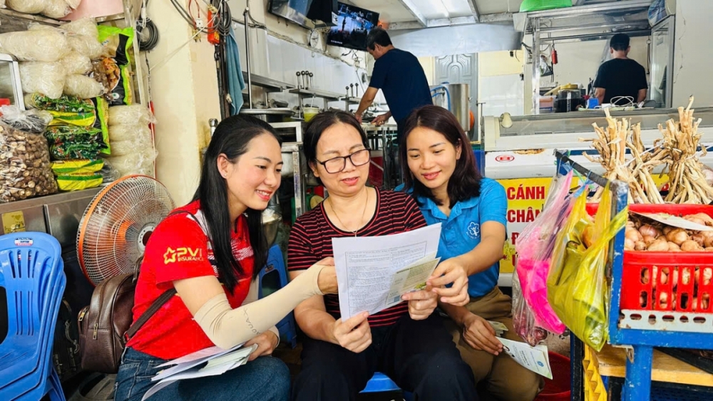 Người dân TP. Hồ Chí Minh hưởng ứng tham gia bảo hiểm xã hội trong ngày ra quân