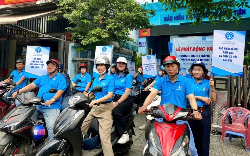 Người dân TP. Hồ Chí Minh hưởng ứng tham gia bảo hiểm xã hội trong ngày ra quân