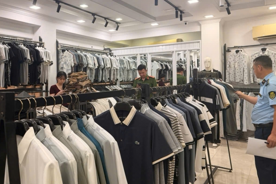 Phát hiện, thu giữ gần 500 sản phẩm có dấu hiệu giả mạo nhãn hiệu quốc tế tại Hà Nội