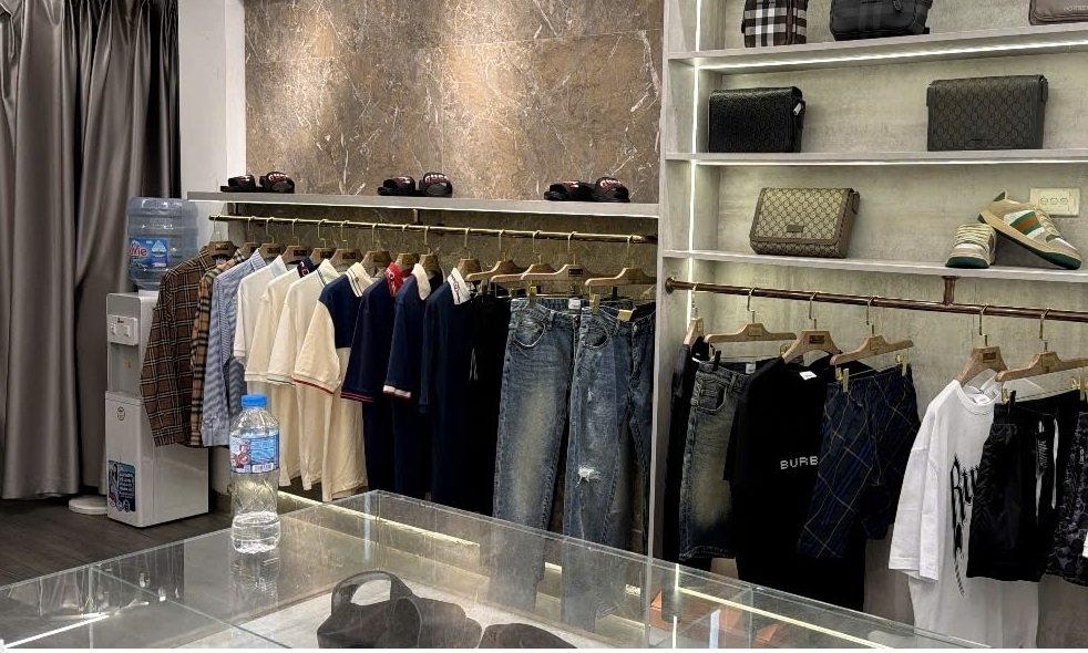 Phát hiện, thu giữ gần 500 sản phẩm có dấu hiệu giả mạo nhãn hiệu quốc tế tại Hà Nội Phát hiện, thu giữ gần 500 sản phẩm có dấu hiệu giả mạo nhãn hiệu quốc tế tại Hà Nội