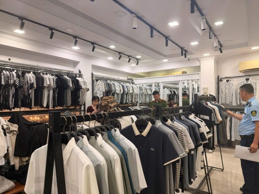 Phát hiện, thu giữ gần 500 sản phẩm có dấu hiệu giả mạo nhãn hiệu quốc tế tại Hà Nội Phát hiện, thu giữ gần 500 sản phẩm có dấu hiệu giả mạo nhãn hiệu quốc tế tại Hà Nội
