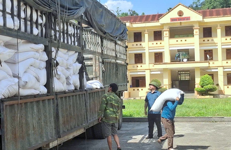 Bền bỉ vượt đường xa, mang gạo dự trữ tới người dân tỉnh Cao Bằng Bền bỉ vượt đường xa, mang gạo dự trữ tới người dân tỉnh Cao Bằng