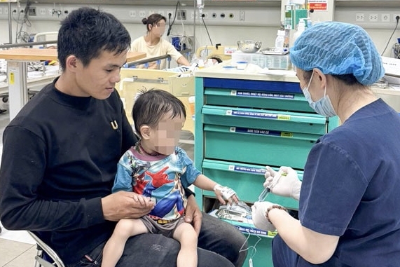 Tấm thẻ bảo hiểm y tế và hành trình hồi sinh trái tim "lỗi nhịp" của cậu bé vùng cao