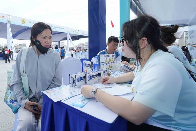 Chăm lo sức khỏe người lao động để phát triển bền vững
