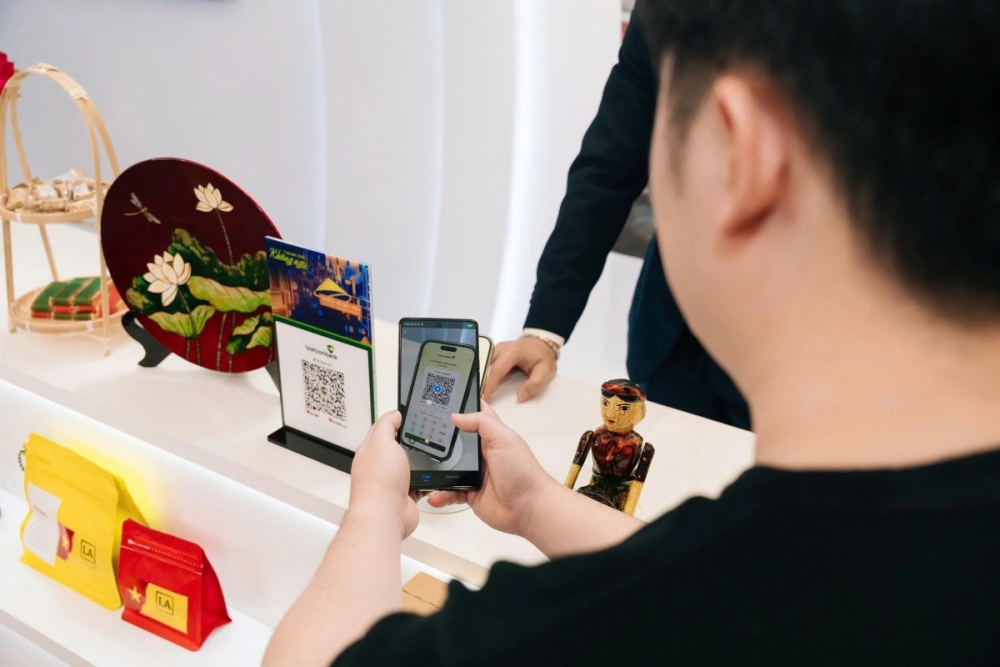 Khách hàng trải nghiệm thanh toán QR xuyên biên giới. Khách hàng trải nghiệm thanh toán QR xuyên biên giới.