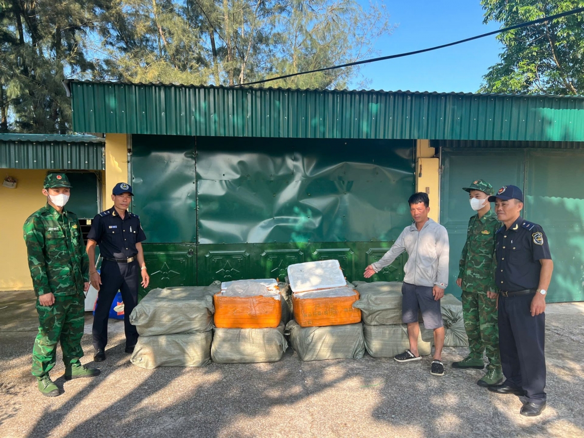 Lực lượng Biên phòng, Hải quan phối hợp kiểm tra tang vật 850kg nầm lợn đông lạnh.