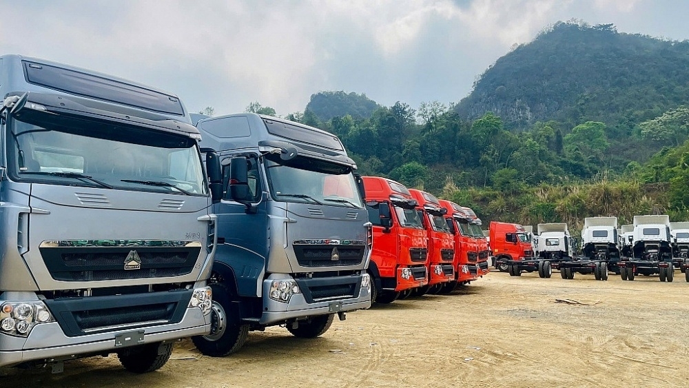 Mặt hàng ô tô nhập khẩu qua cửa khẩu quốc tế Hữu Nghị. Ảnh: H.Nụ