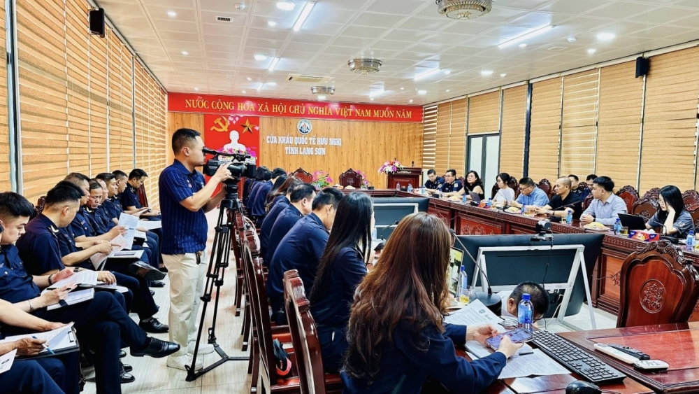 Quang cảnh buổi chia sẻ kinh nghiệm phân biệt hàng thật, hàng giả; nhận diện sản phẩm vi phạm quyền sở hữu trí tuệ diễn ra tại cửa khẩu quốc tế Hữu Nghị.