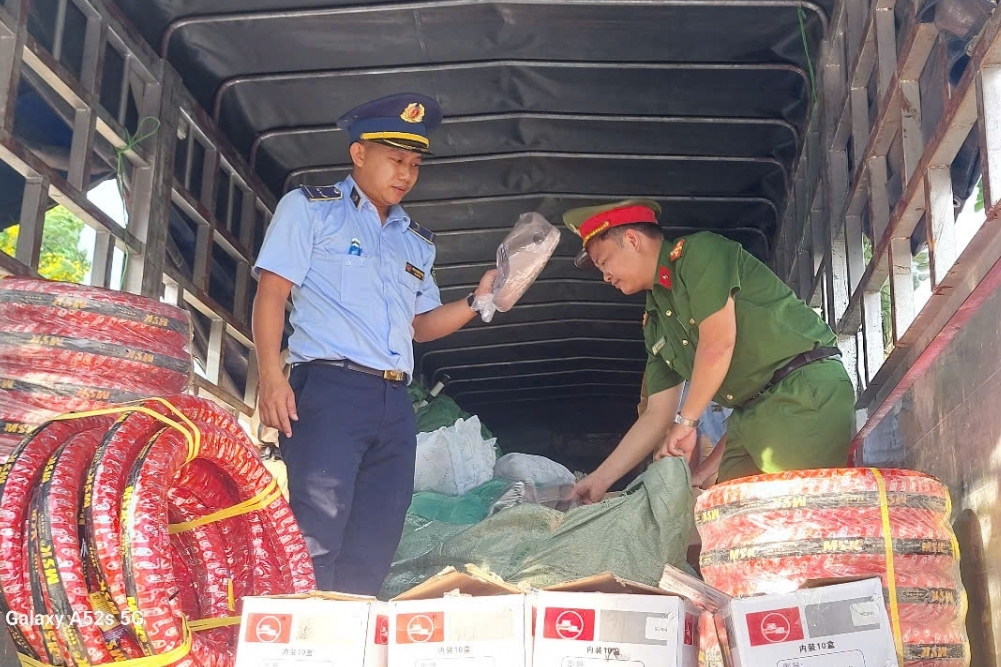 Gia Lai: Tạm giữ hơn 4.000 sản phẩm túi xách, dép, áo... vi phạm nhãn hàng hóa