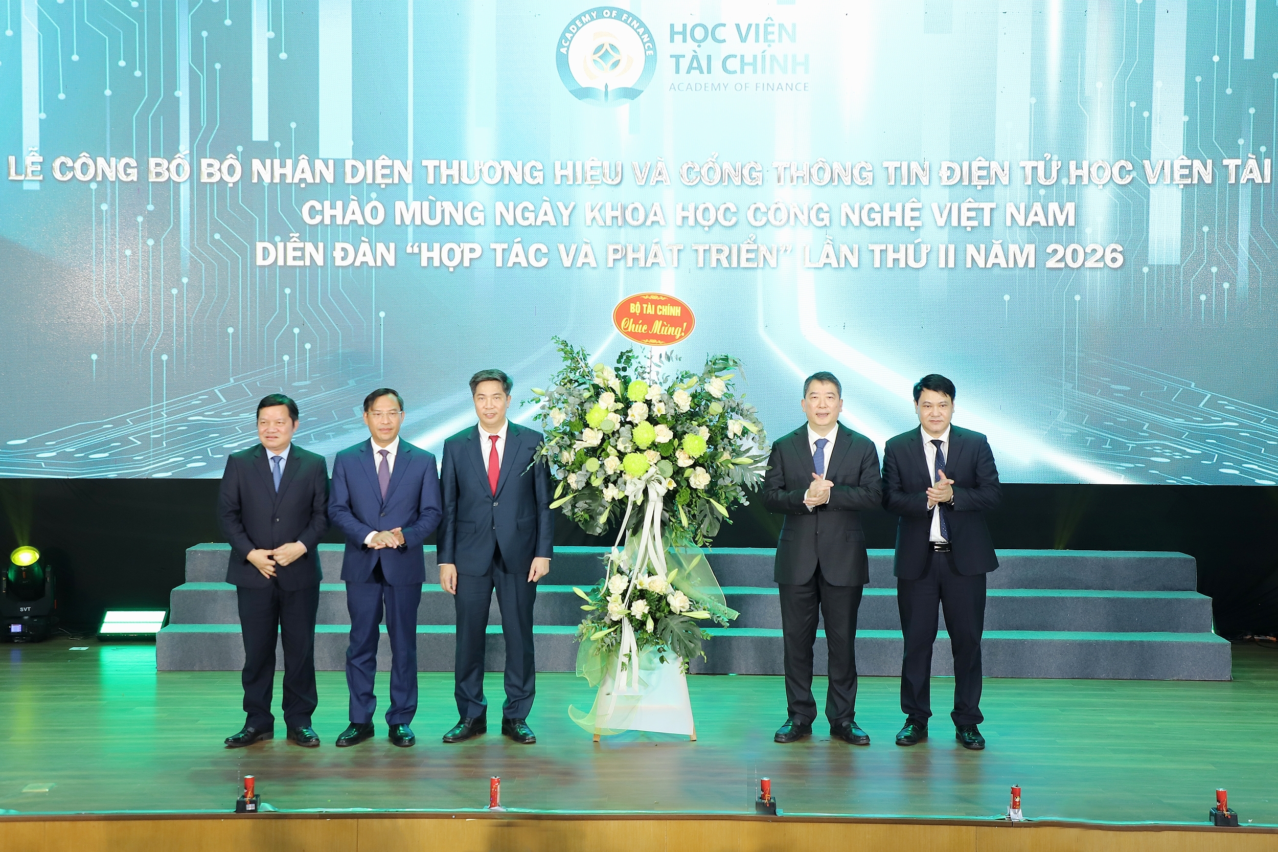 Chùm ảnh: Thứ trưởng Cao Anh Tuấn dự Lễ công bố Bộ nhận diện thương hiệu Học viện Tài Chính