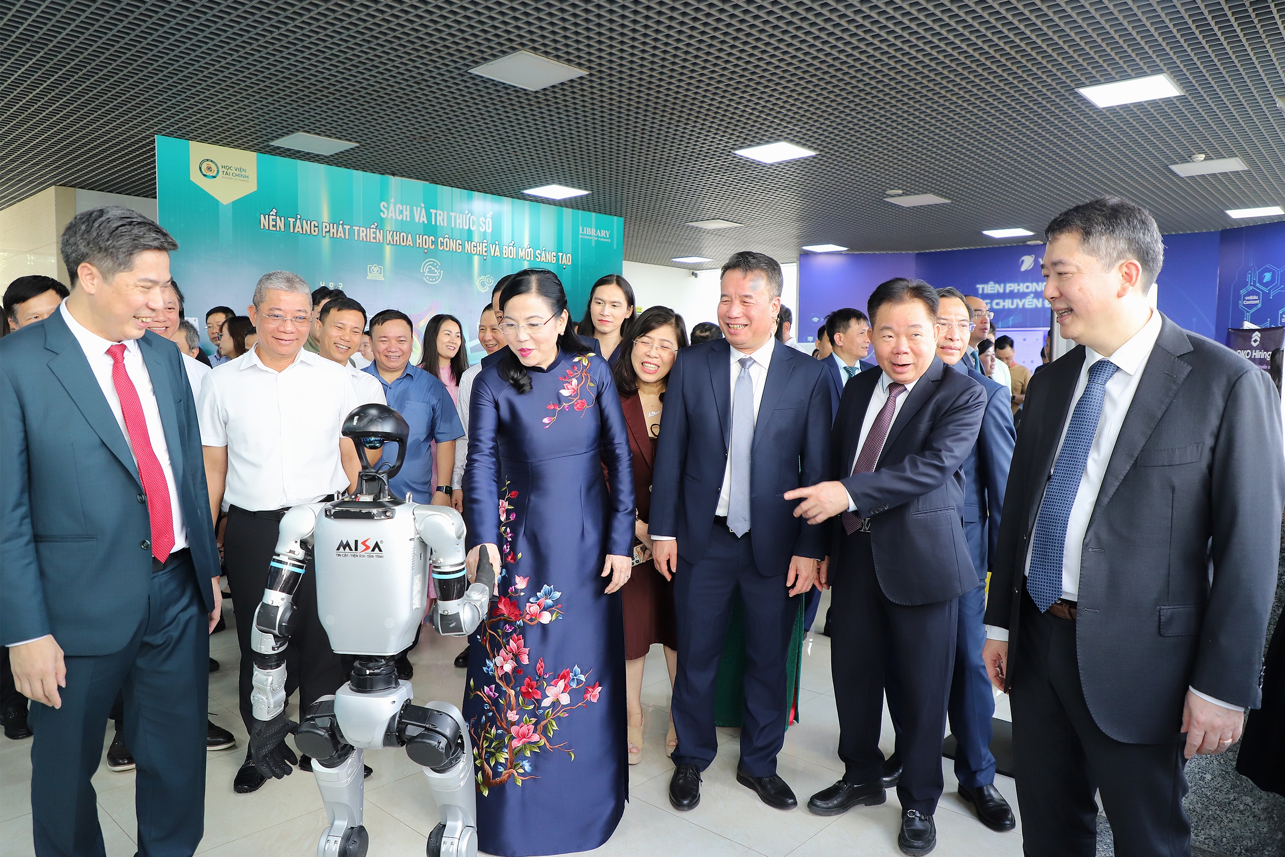 Chùm ảnh: Thứ trưởng Cao Anh Tuấn dự Lễ công bố Bộ nhận diện thương hiệu Học viện Tài Chính