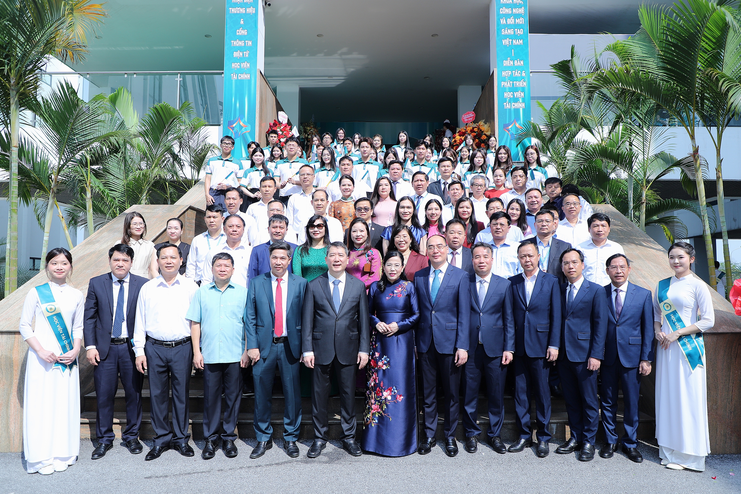 Chùm ảnh: Thứ trưởng Cao Anh Tuấn dự Lễ công bố Bộ nhận diện thương hiệu Học viện Tài Chính