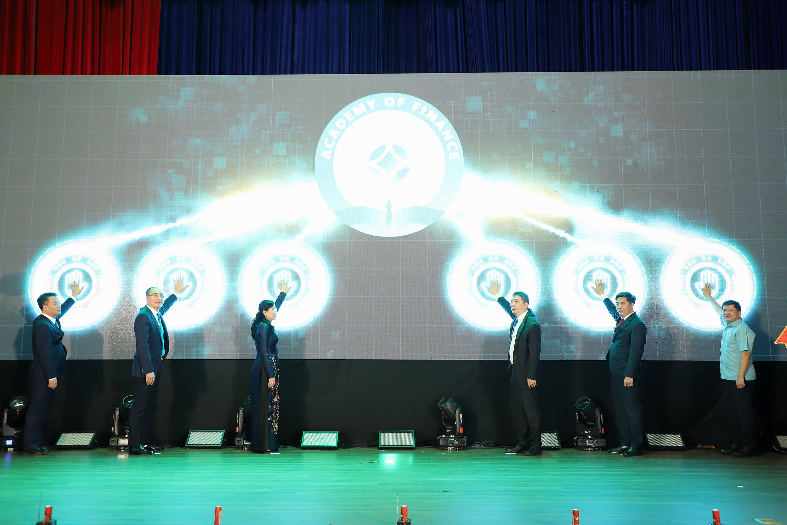 Chùm ảnh: Thứ trưởng Cao Anh Tuấn dự Lễ công bố Bộ nhận diện thương hiệu Học viện Tài Chính