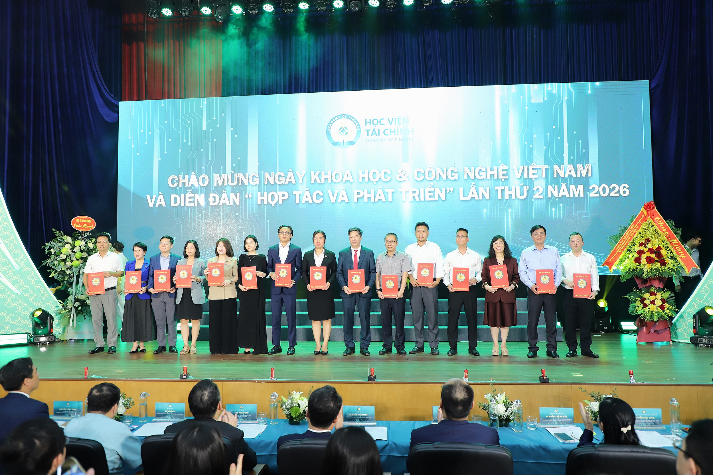 Chùm ảnh: Thứ trưởng Cao Anh Tuấn dự Lễ công bố Bộ nhận diện thương hiệu Học viện Tài Chính