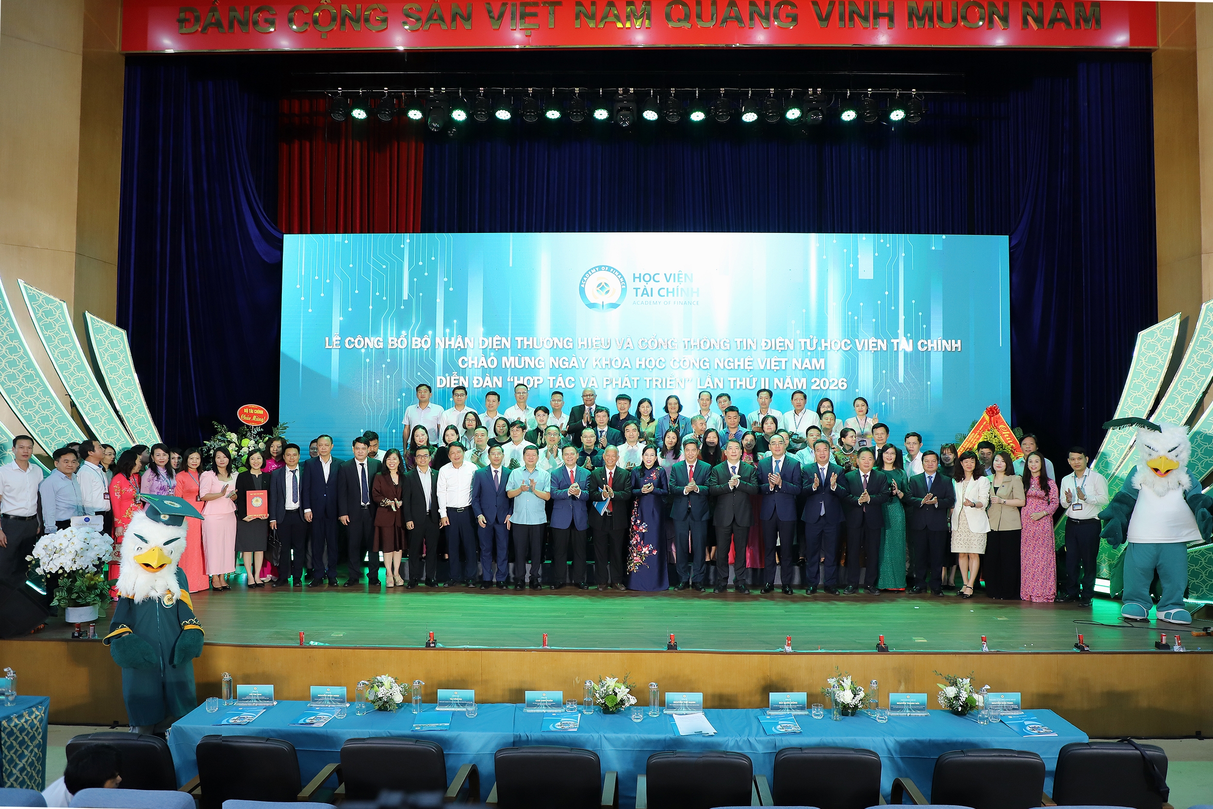 Chùm ảnh: Thứ trưởng Cao Anh Tuấn dự Lễ công bố Bộ nhận diện thương hiệu Học viện Tài Chính