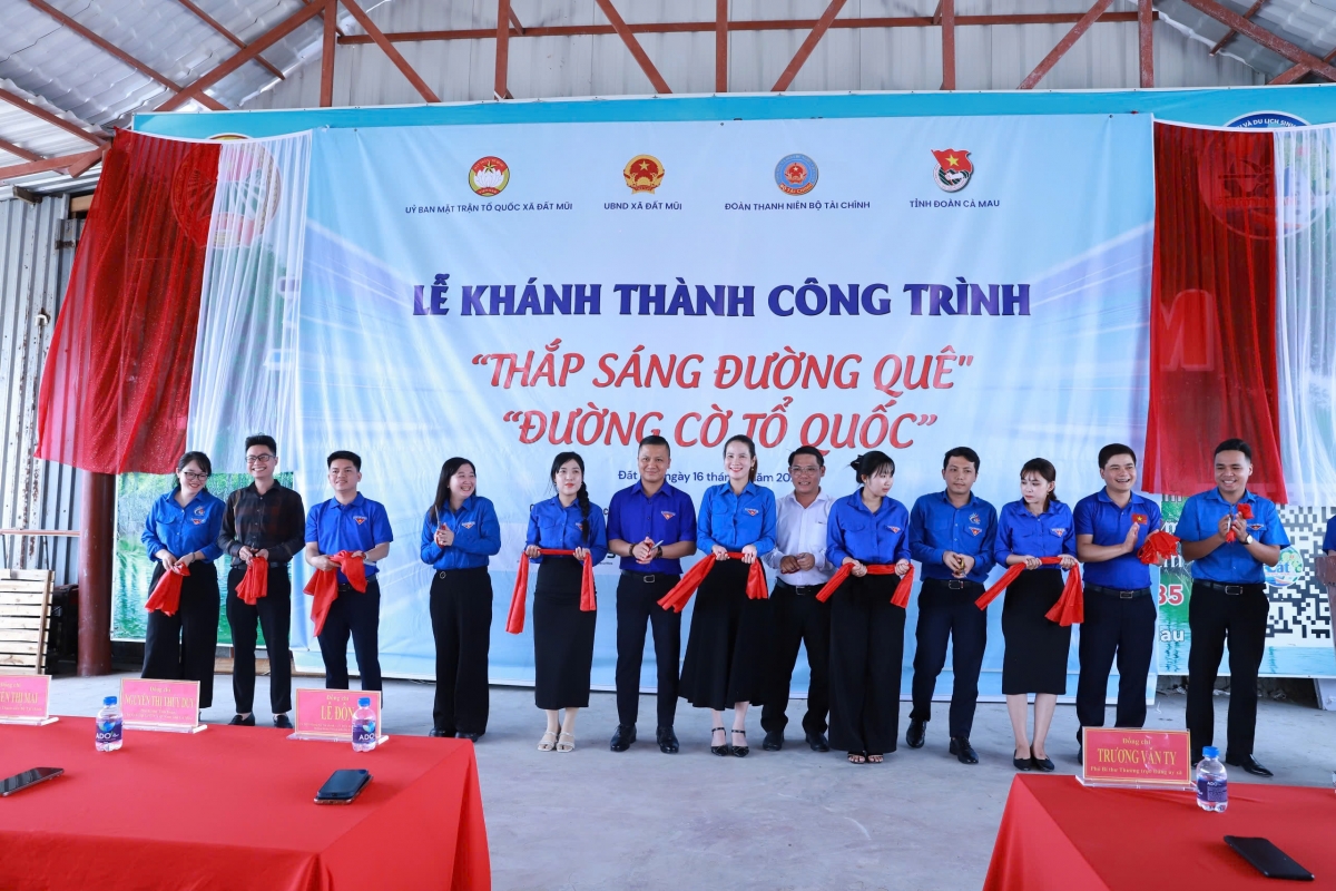 “Sắc xanh tình nguyện” ngành Tài chính lan tỏa nơi cực Nam Tổ quốc “Sắc xanh tình nguyện” ngành Tài chính lan tỏa nơi cực Nam Tổ quốc