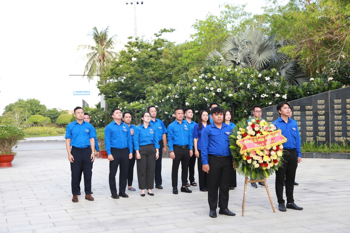 “Sắc xanh tình nguyện” ngành Tài chính lan tỏa nơi cực Nam Tổ quốc “Sắc xanh tình nguyện” ngành Tài chính lan tỏa nơi cực Nam Tổ quốc