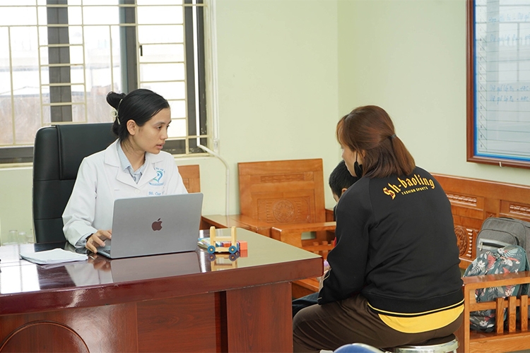 Cha mẹ được cùng nghỉ hưởng chế độ ốm đau khi con bị ốm. Ảnh minh họa.