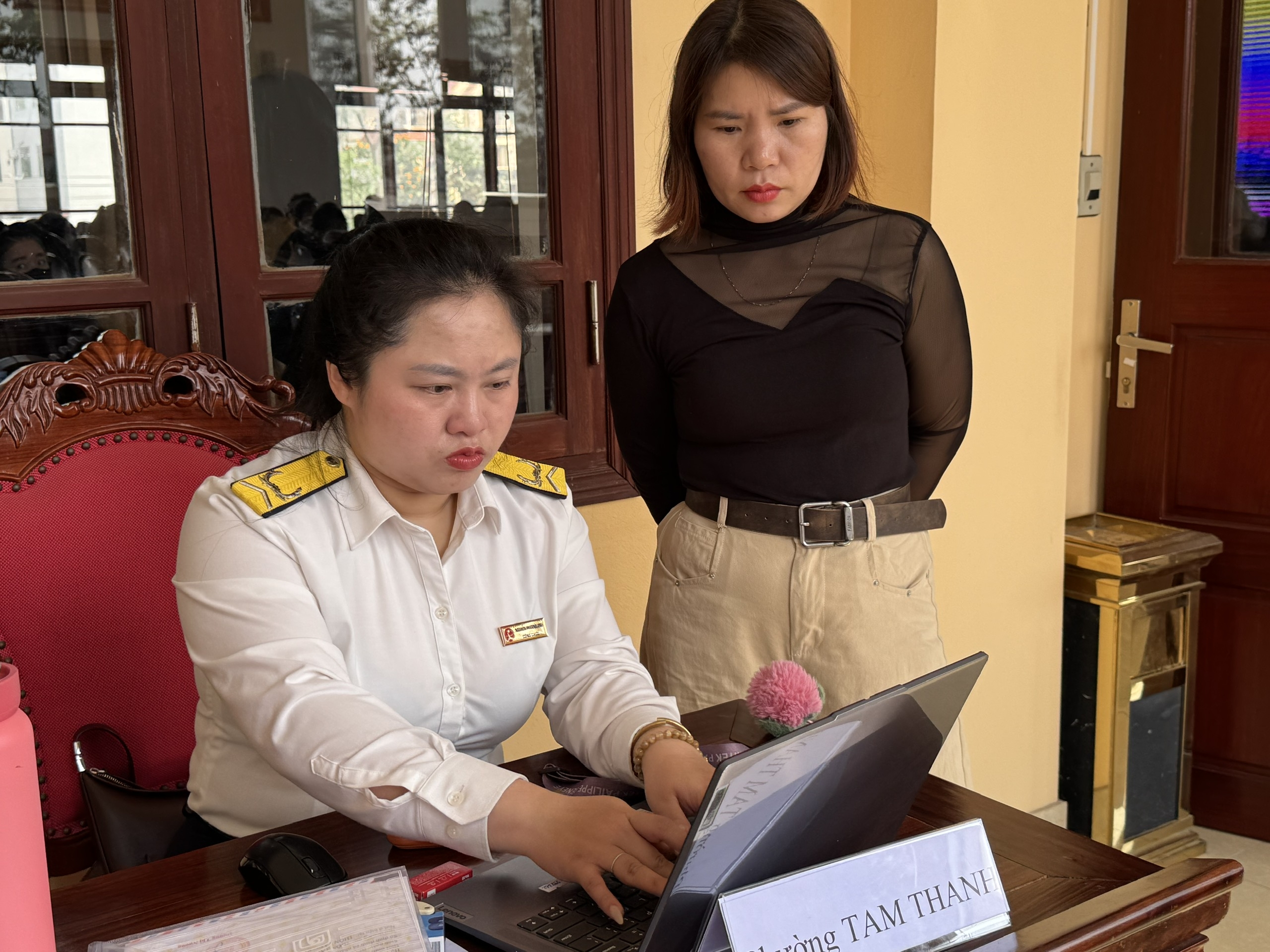 Công chức thuế cơ sở 5 tỉnh Lạng Sơn hỗ trợ hộ kinh doanh rà soát mã số thuế. Ảnh: TN.