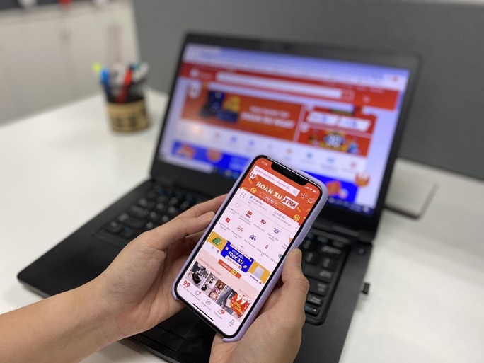 Nhà bán hàng xoay trục trước làn sóng tăng phí trên sàn online