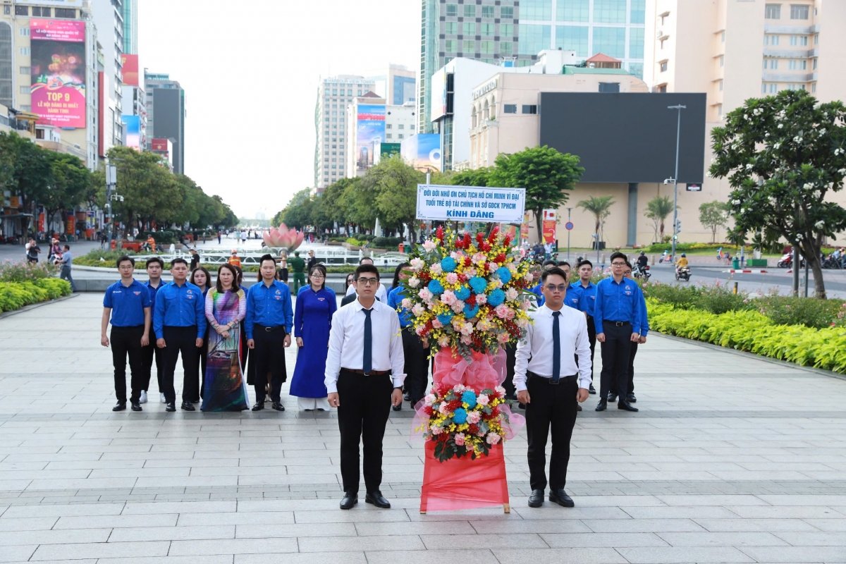 Tuổi trẻ ngành Tài chính vững bước noi theo tư tưởng, đạo đức, phong cách Hồ Chí Minh Tuổi trẻ ngành Tài chính vững bước noi theo tư tưởng, đạo đức, phong cách Hồ Chí Minh