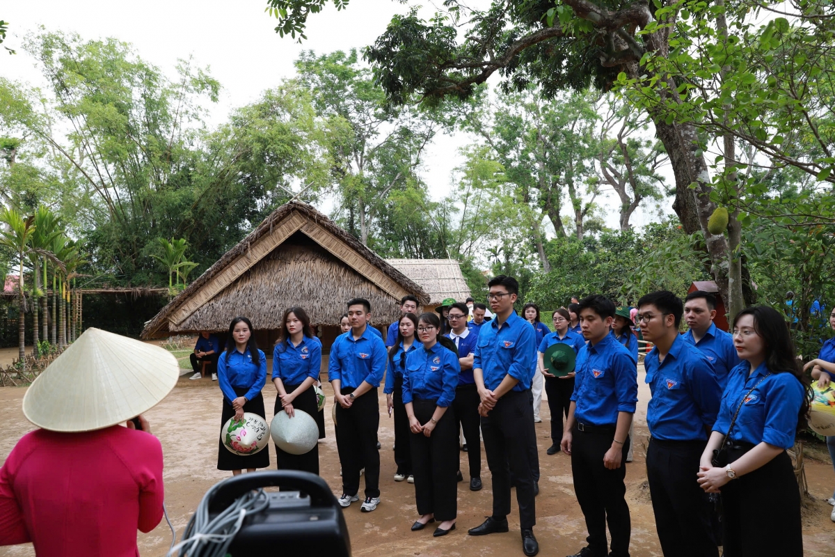Tuổi trẻ ngành Tài chính vững bước noi theo tư tưởng, đạo đức, phong cách Hồ Chí Minh Tuổi trẻ ngành Tài chính vững bước noi theo tư tưởng, đạo đức, phong cách Hồ Chí Minh