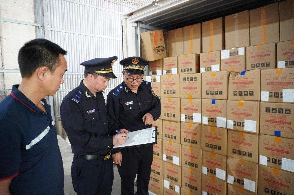 Công chức kiểm tra hàng hóa