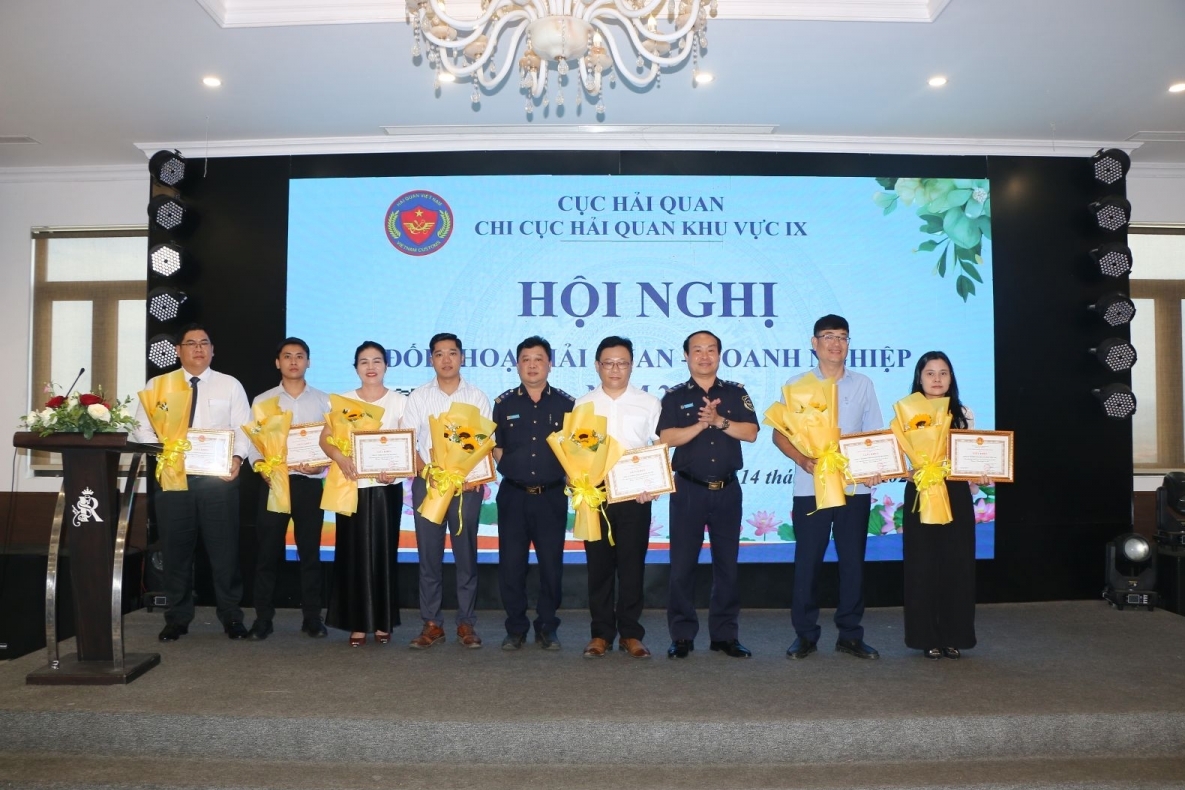Hải quan khu vực IX tặng Giấy khen cho 17 doanh nghiệp tiêu biểu