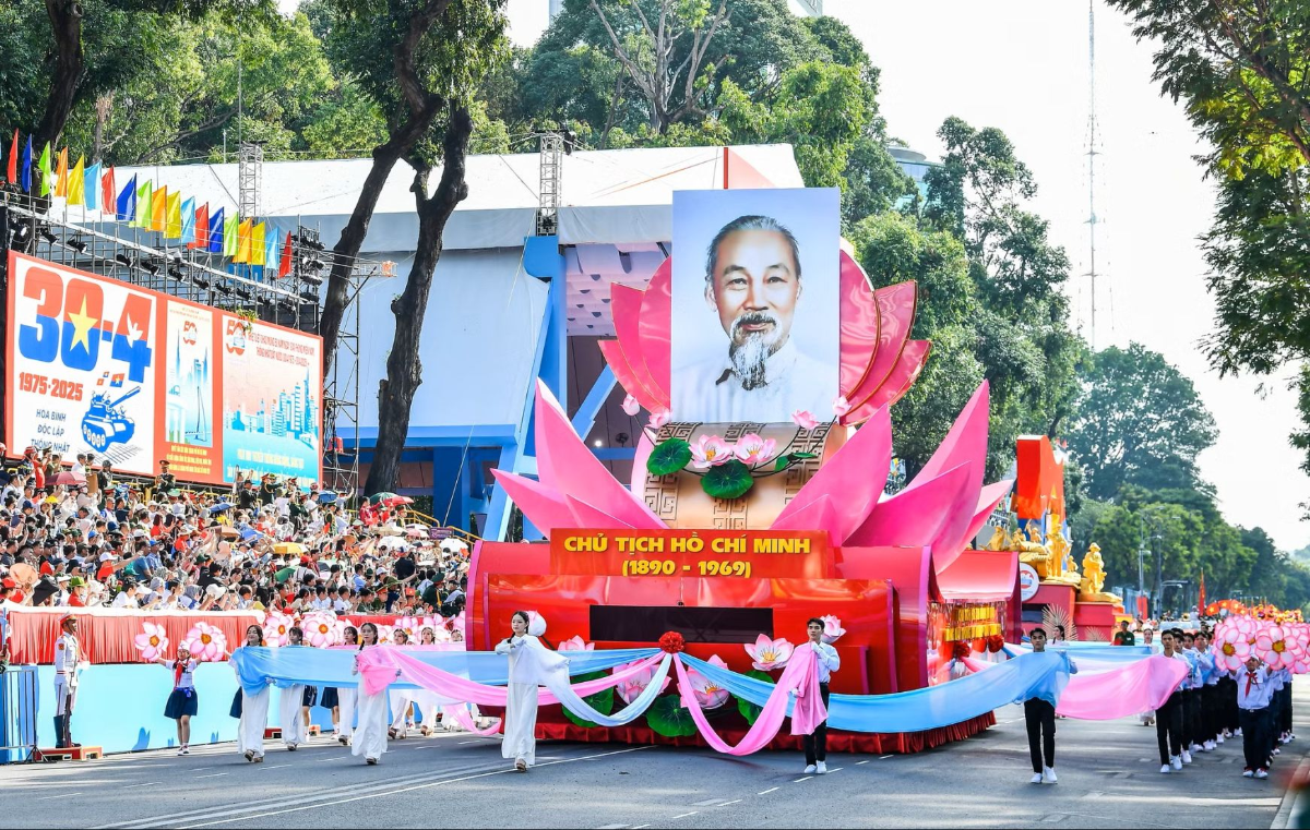TƯ TƯỞNG HỒ CHÍ MINH SOI SÁNG HÀNH TRÌNH PHÁT TRIỂN ĐẤT NƯỚC- Ảnh 1. TƯ TƯỞNG HỒ CHÍ MINH SOI SÁNG HÀNH TRÌNH PHÁT TRIỂN ĐẤT NƯỚC- Ảnh 1.