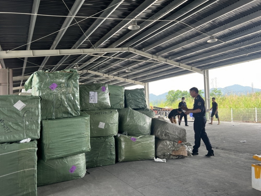 Công chức Hải quan khu vực VI kiểm tra lô hàng vi phạm của Công ty cổ phần vận tải và dịch vụ Sơn Hà.