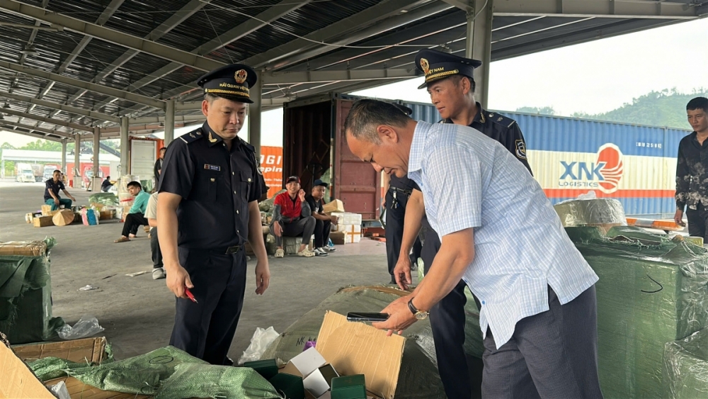 Khởi tố bị can vụ vận chuyển hàng giả mạo nhãn hiệu trị giá hơn 525 triệu đồng tại Lạng Sơn