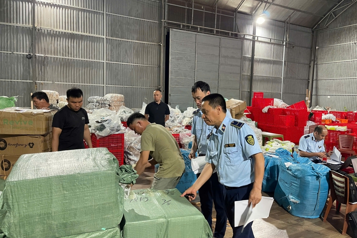 Tạm giữ hàng chục nghìn bàn chải đánh răng, dầu gió giả mạo nhãn hiệu