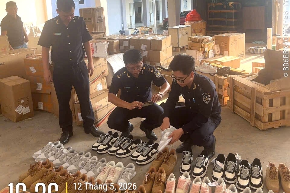 Thêm lô hàng quá cảnh nghi vấn giả nhãn hiệu Adidas, Nike