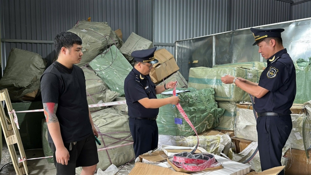 Công chức Hải quan cửa khẩu quốc tế Hữu Nghị kiểm tra lô hành vi phạm quyền sở hữu trí tuệ.