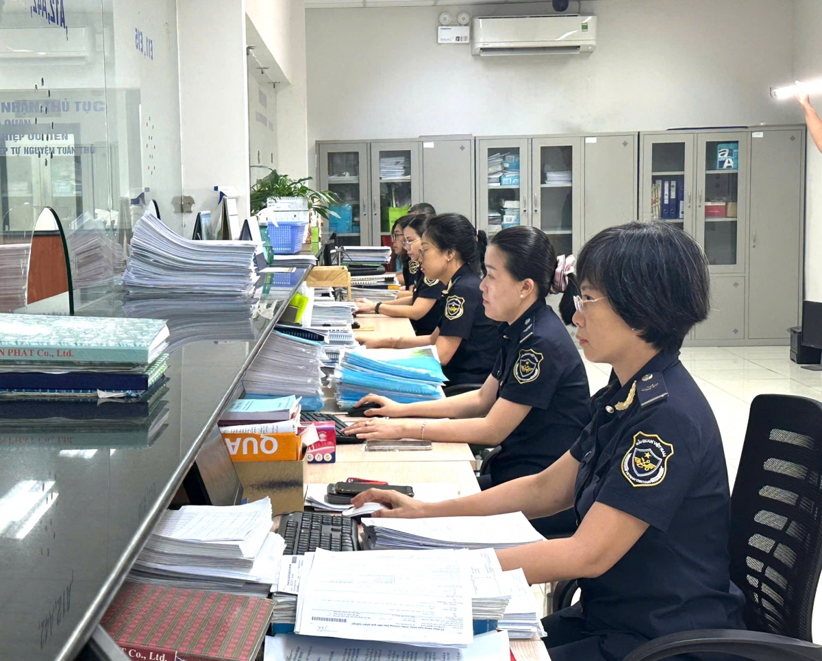 Công chức Hải quan Khu công nghiệp Việt Nam- Singapore 