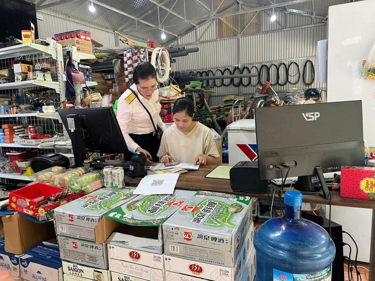 Công chức Thuế cơ sở 2 tỉnh Cao Bằng kiểm tra, hỗ trợ hộ kinh doanh kê khai thuế. 