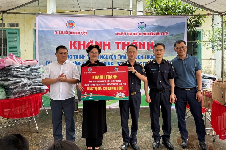 Hải quan khu vực V thắp sáng ước mơ đến trường cho học sinh vùng cao