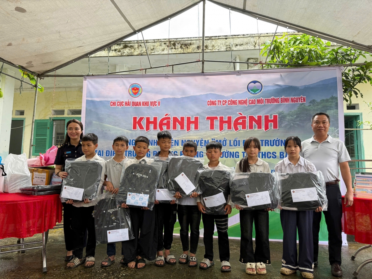 Hải quan khu vực V thắp sáng ước mơ đến trường cho học sinh vùng cao