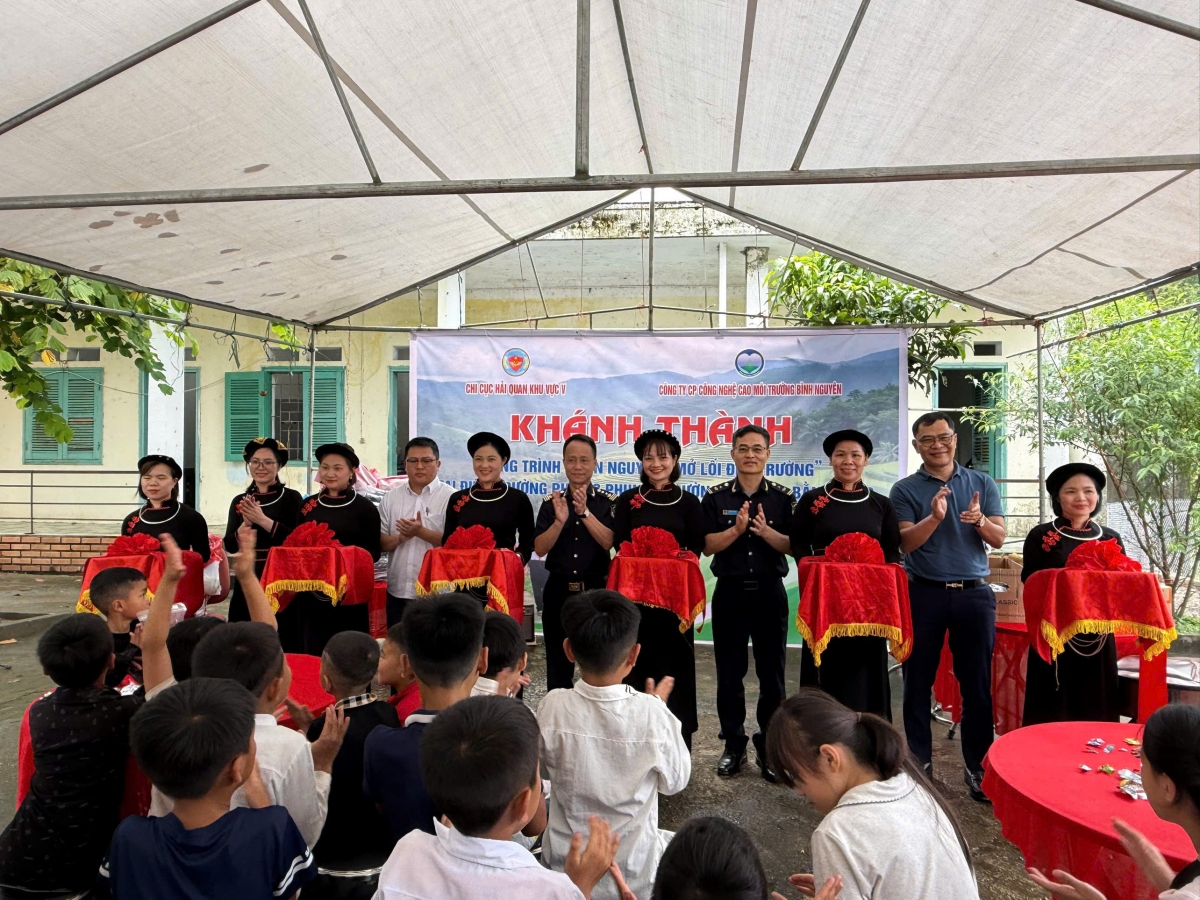 Hải quan khu vực V thắp sáng ước mơ đến trường cho học sinh vùng cao