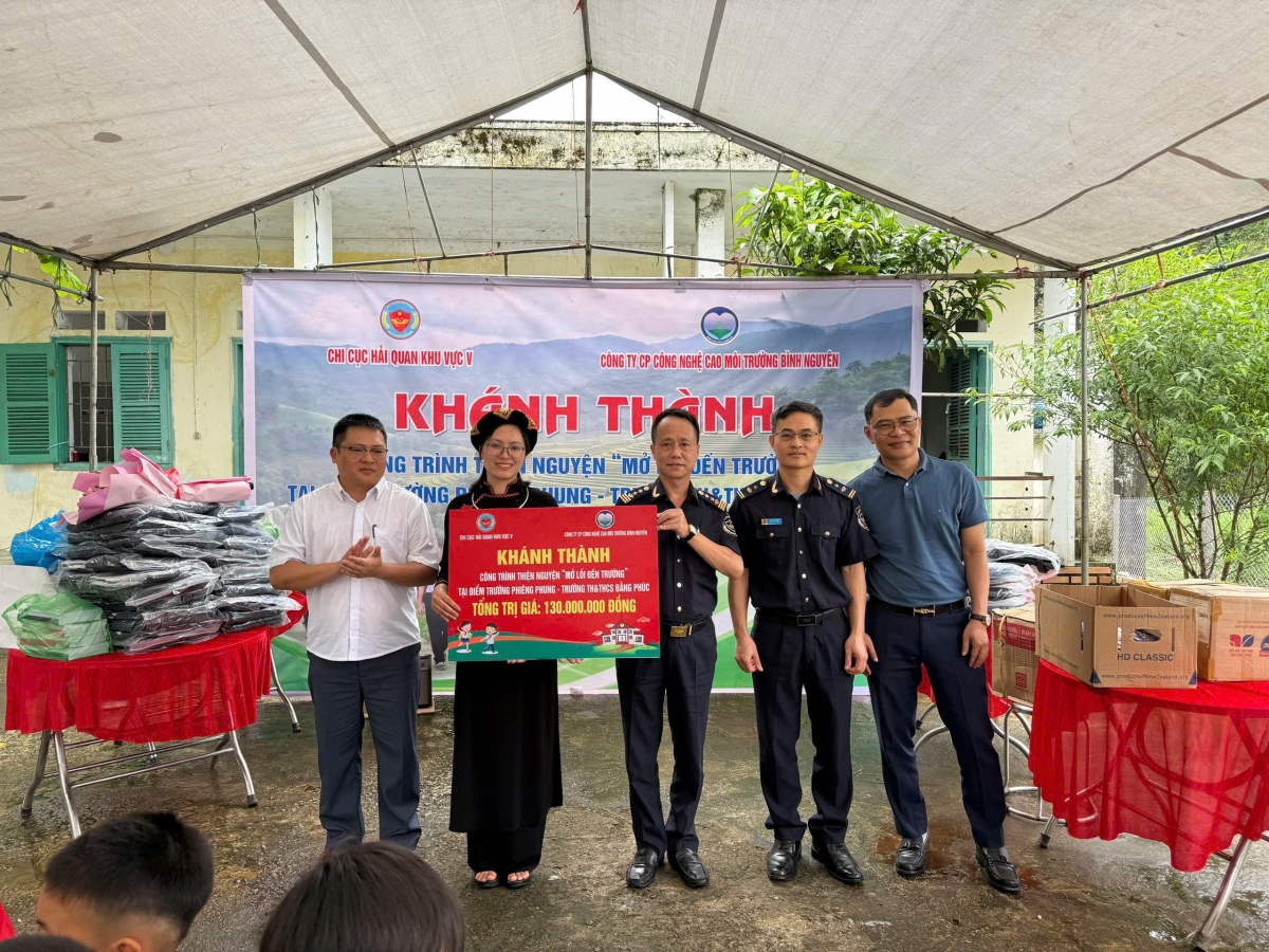 Hải quan khu vực V thắp sáng ước mơ đến trường cho học sinh vùng cao