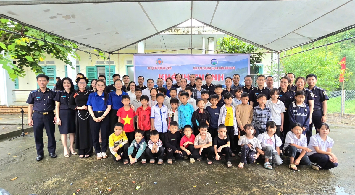 Hải quan khu vực V thắp sáng ước mơ đến trường cho học sinh vùng cao