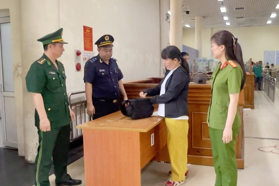 Hải quan Móng Cái phát hiện, xử lý nhiều vụ vận chuyển trái phép vàng, ngoại tệ
