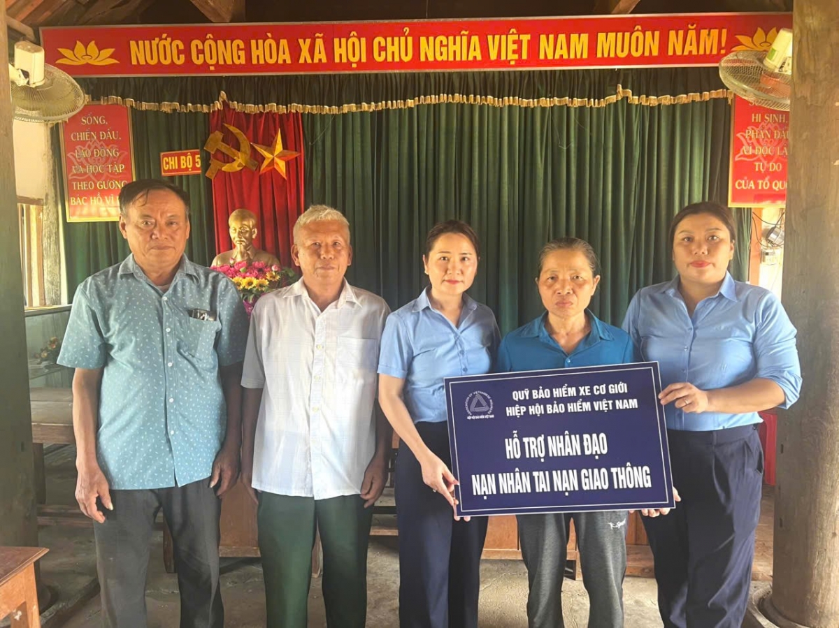 Hỗ trợ 90 triệu đồng cho gia đình 2 nạn nhân tai nạn giao thông ở Nghệ An Hỗ trợ 90 triệu đồng cho gia đình 2 nạn nhân tai nạn giao thông ở Nghệ An