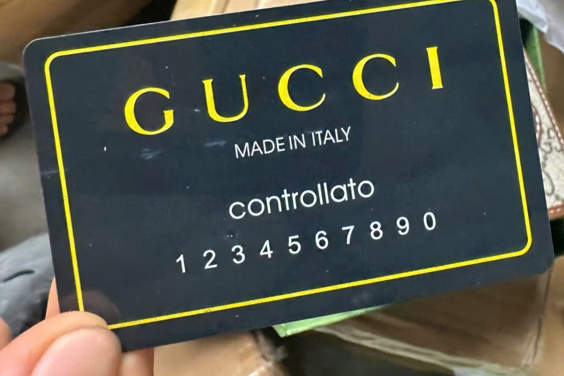 Hải Phòng: Phát hiện hàng nghi giả nhãn hiệu Louis Vuiton, Gucci trong 2 lô hàng 50 tấn