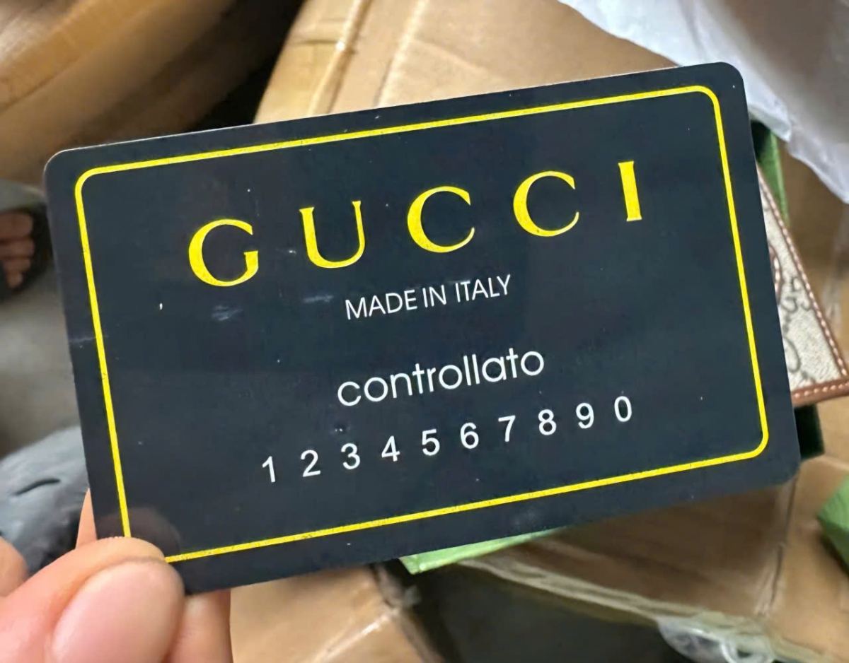 Hải Phòng: Phát hiện hàng nghi giả nhãn hiệu Louis Vuiton, Gucci trong 2 lô hàng 50 tấn