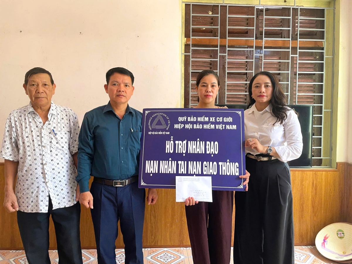Hỗ trợ 45 triệu đồng cho gia đình nạn nhân tai nạn giao thông tại Hà Nội Hỗ trợ 45 triệu đồng cho gia đình nạn nhân tai nạn giao thông tại Hà Nội
