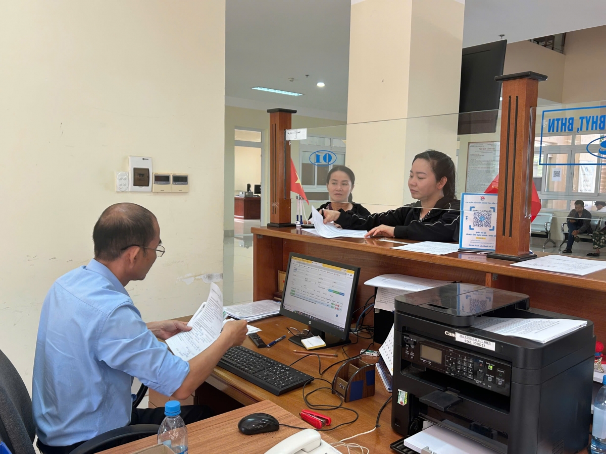 Người đang hưởng trợ cấp thất nghiệp, đi làm trở lại thì báo tăng bảo hiểm xã hội như thế nào?