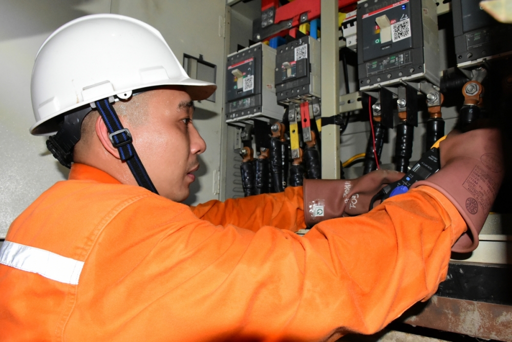 Bảo đảm dòng điện phục vụ sinh hoạt, sản xuất kinh doanh của người dân Thủ đô giữa những ngày nắng nóng