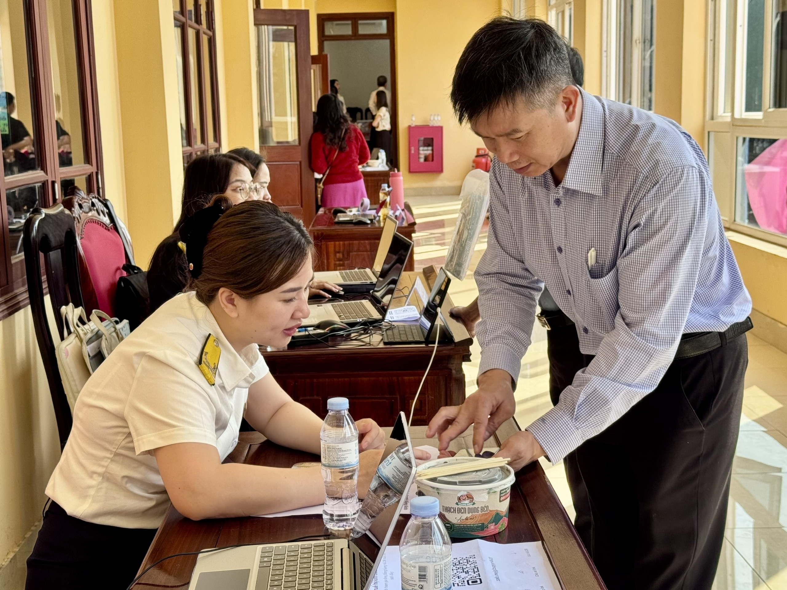 việc mở rộng áp dụng hóa đơn điện tử không chỉ nhằm tăng tính minh bạch và công bằng trong quản lý thuế mà còn hướng tới mục tiêu hỗ trợ hộ kinh doanh quản trị hiệu quả hơn. Ảnh: TN.